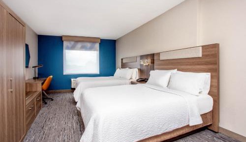Queen Room with Two Queen Beds and Mobility Accessible Bathtub