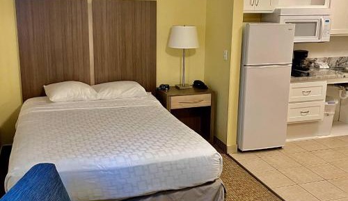 Efficiency Queen Room - Accessible/Non-Smoking