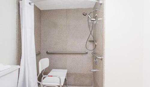 Double Suite with Bath Tub - Mobility Accessible/Non-Smoking