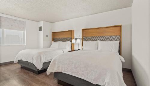 Queen Room with Two Queen Beds - High Floor - Non-Smoking