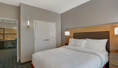 1 Bedroom Suite, 1 Queen, Sofa bed