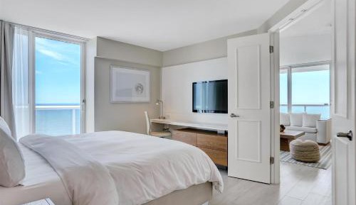 One-Bedroom King Suite with Oceanfront View
