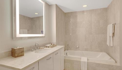 Deluxe Junior King Suite