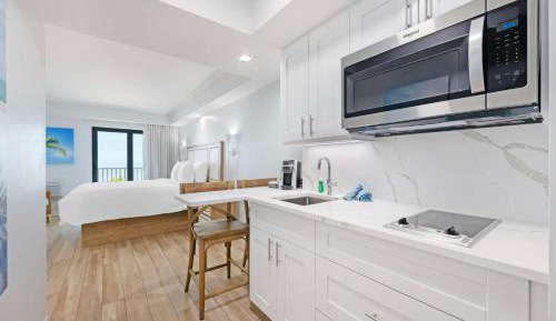 King Room with Balcony and Gulf View and Kitchen - Non-Smoking