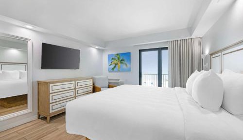 King Room with Balcony, Gulf View and Kitchen - Top Floor/Non-Smoking