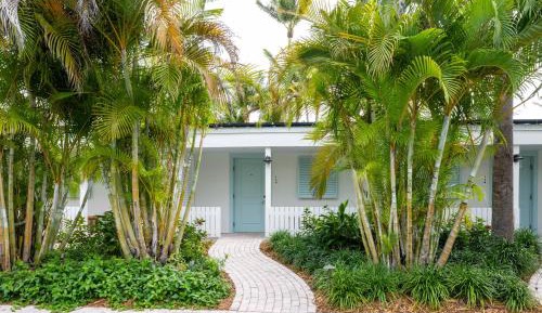 1 King Bed Suite Buttonwood