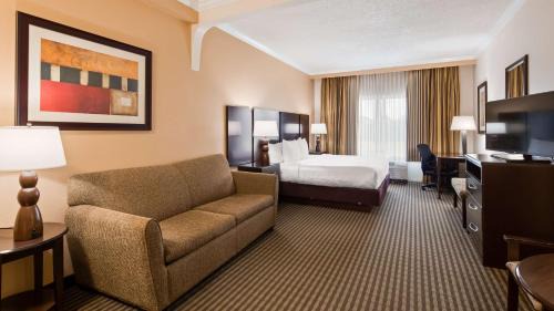 King Suite with Roll-In Shower - Disability Access