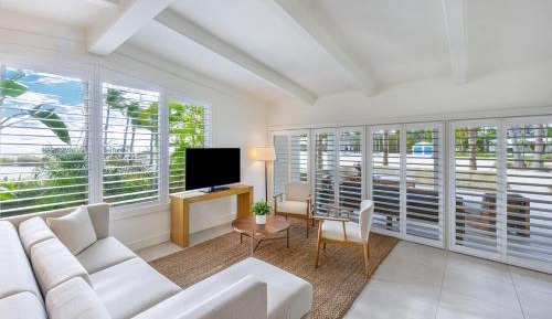 1 King 2 Queen Beds Islander Two Bedroom Suite