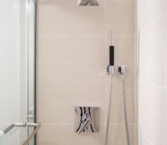 Studio with King Bed, Bathtub and Sofa Bed - Mobility Access/Hearing Accessible