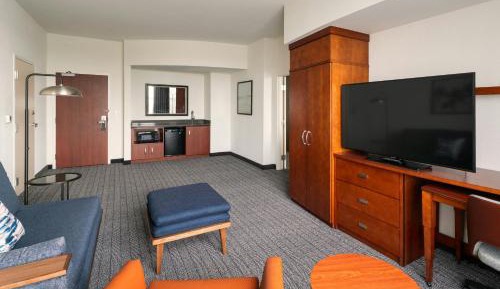 One-Bedroom Suite with One King Bed and One Single Bed and Bathtub - Mobility Access
