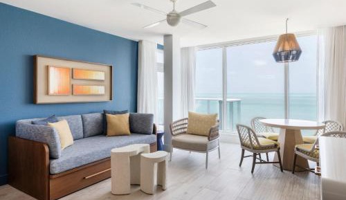 Reef King Suite with Sofa Bed, Oceanfront and Balcony