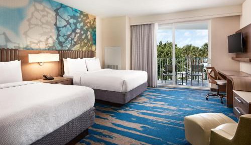 Queen Room with Two Queen Beds with Balcony Tropical View 