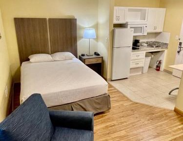 Efficiency Queen Room - Accessible/Non-Smoking