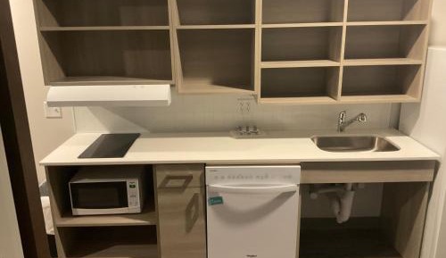 QUEEN SUITE W DISHWASHER (DISHES/COOKWARE INCLUDED) ACCESSIBLE ROLL IN SHOWER