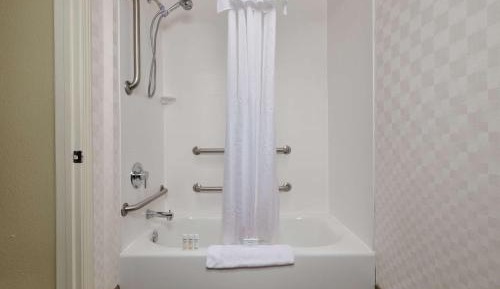 Queen Studio with Bath Tub - Mobility and Hearing Access/Non-Smoking 