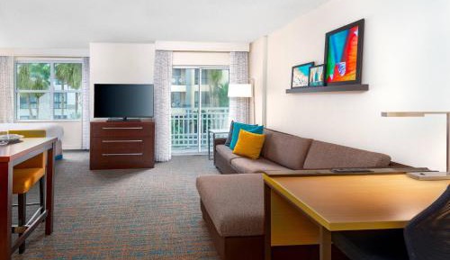 Queen Studio with Sofa Bed and Balcony
