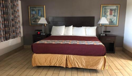 Standard King Room with King Bed-Non Smoking