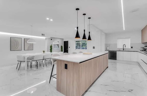 Brickell House | Villa Nouveau Le Blanc luxury 5BD 5BA Jacuzzi
