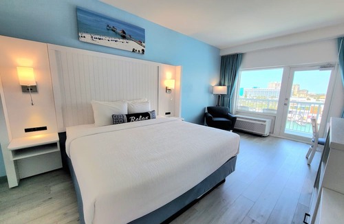 Clearwater Beach Hotel | ChartHouse Clearwater Beach Marina Hotel