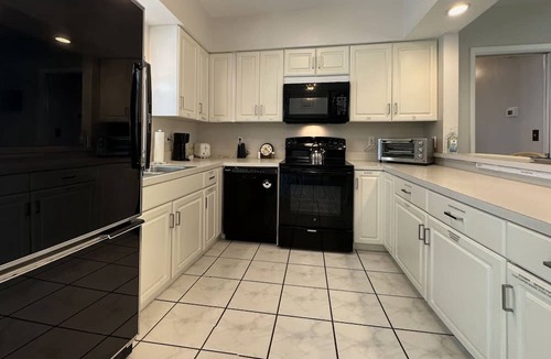 St. Petersburg House | PRIME LOCATION!HUGE POOL/LANAI/BACKYARD-NEAR BEACH/RESTAURANT/PARK/MUSEUM/SHOPS!