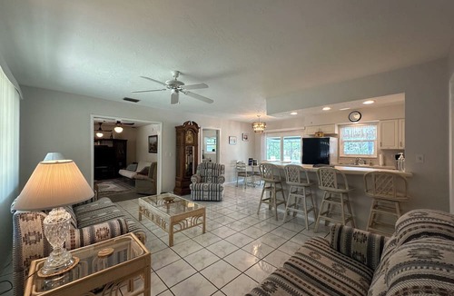 St. Petersburg House | PRIME LOCATION!HUGE POOL/LANAI/BACKYARD-NEAR BEACH/RESTAURANT/PARK/MUSEUM/SHOPS!