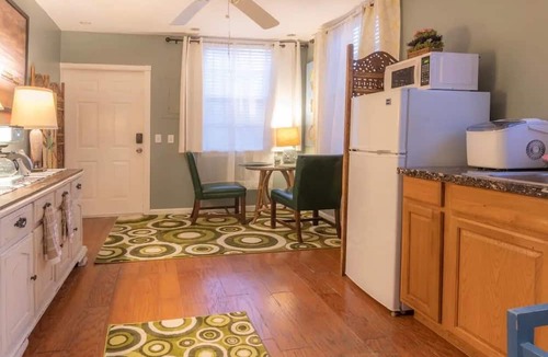Sebastian Cottage | Charming Cottage 2/1 + Art Gallery Across from Waterfront + Hirams Resort