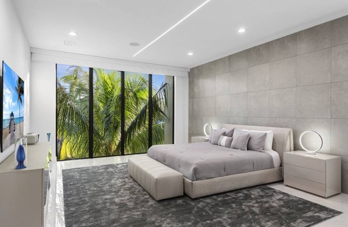 Northeast Miami Villa | Luxurious 6BR Waterfront Retreat with Heated Pool & Jacuzzi in Miami!