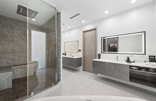 Northeast Miami Villa | Luxurious 6BR Waterfront Retreat with Heated Pool & Jacuzzi in Miami!