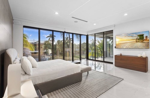 Northeast Miami Villa | Luxurious 6BR Waterfront Retreat with Heated Pool & Jacuzzi in Miami!