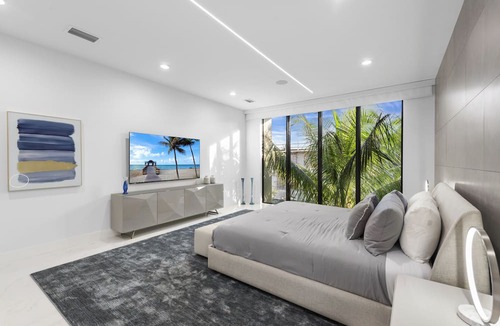 Northeast Miami Villa | Luxurious 6BR Waterfront Retreat with Heated Pool & Jacuzzi in Miami!