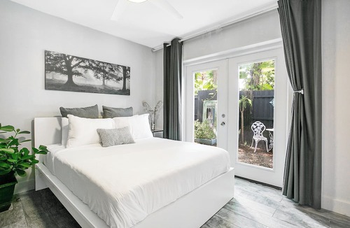 South Eola House | Lake View, Cozy bungalow, Amazing location, Plants, Private, Pet friendly!
