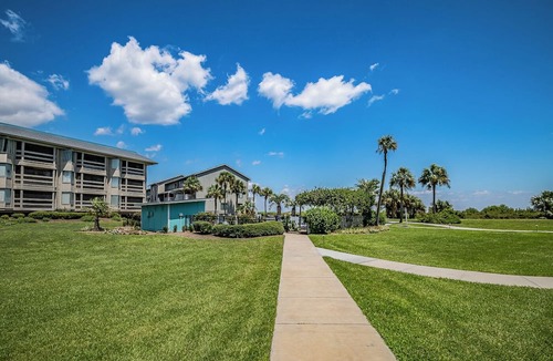 Oceanmarsh Subdivision Condo | New Listing! - Pool and Ocean View - Harbor Island Beachhouse