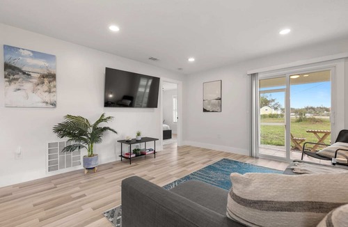 Bay Acres House | 2BR Florida Home Near the Shore!