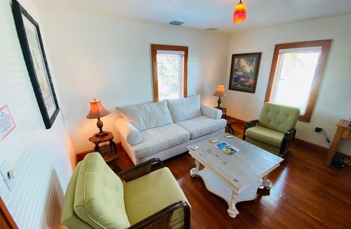 Pass-a-Grille Historic District Apartment | Historic Downtown Pass A Grille Beach 15K Sq Ft!