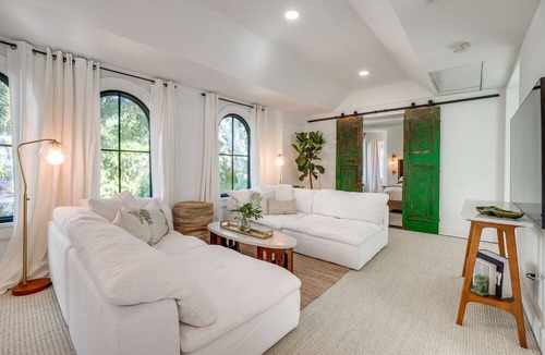 Beach Park Apartment | Chic Getaway in Desirable South Tampa District!