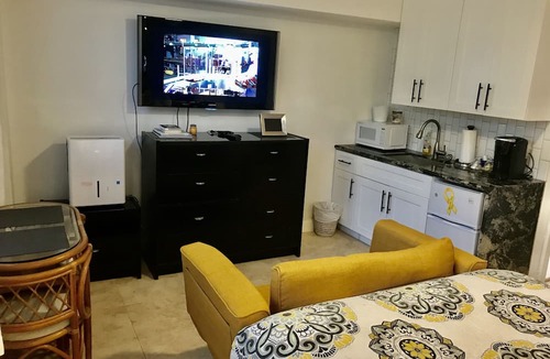 Palm Beach Apartment | Delux Queen Room , 1 block to the Beach, TV, Pool, WiFi