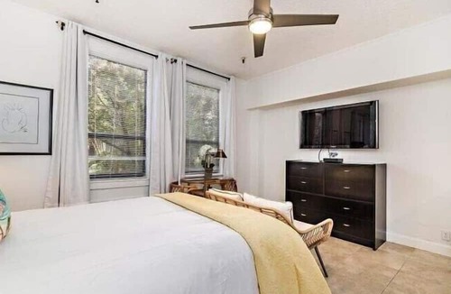 Palm Beach Apartment | Delux Queen Room , 1 block to the Beach, TV, Pool, WiFi