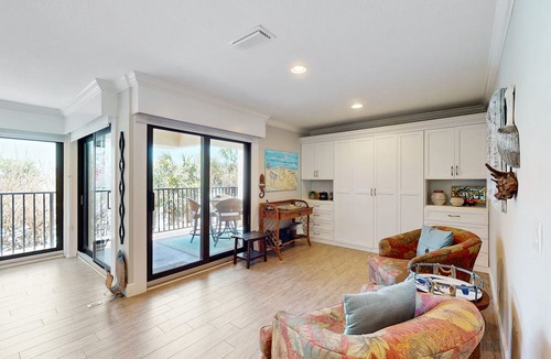 Holmes Beach Condo | Casual beachside getaway with pool, and easy beach access