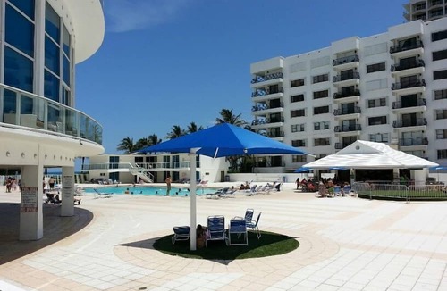 Mid Beach Apartment | AMAZING BCHFRNT UNIT WITH POOL,TIKKI BAR, FREE PARKNG, WI-Fi, GYM & TENNIS COURT
