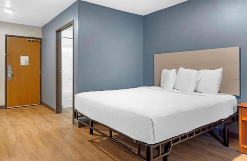 Fort Myers Apartment | ADA Full Bed,Tub,Nsmk|Kitchen|Studio 6 Fort Myers