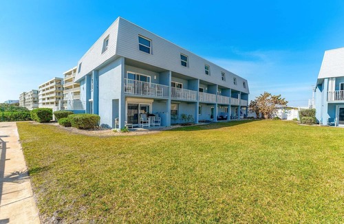 South Patrick Shores Condo | Steps to Sand: Ground-Floor Condo with Patio, Private Beach Access & Pool! ☀️