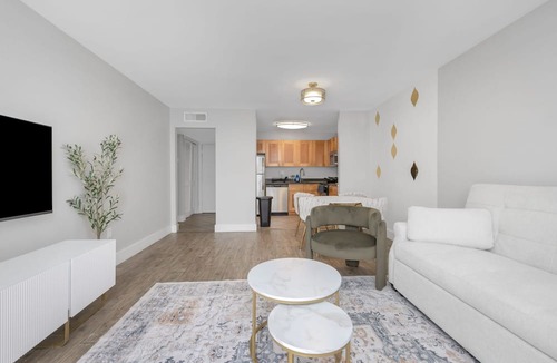 Beach Park Apartment | Cozy Urban Escape on Kennedy