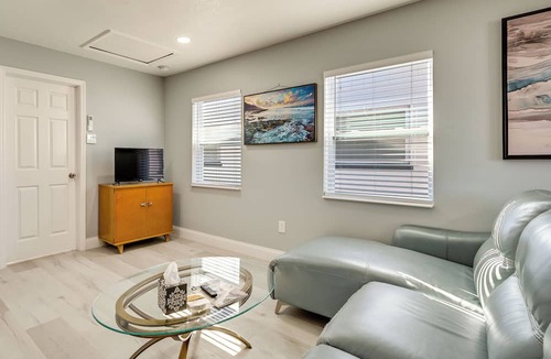 Carver City - Lincoln Gardens Apartment | 4 Mi to Downtown Tampa! Urban Couples Retreat