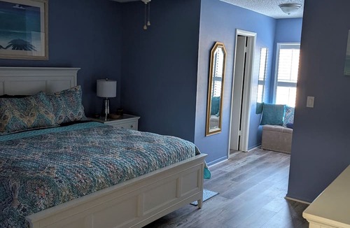 Lutz Condo | Shore to Please - Luxury 2BR Condo, Two-Story Beach Décor - Clothing Optional