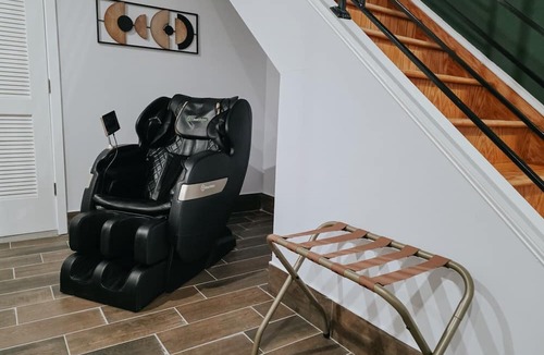 Center City Apartment | 2 Parking Spots/Sleep 14/King Bed/Pool Table