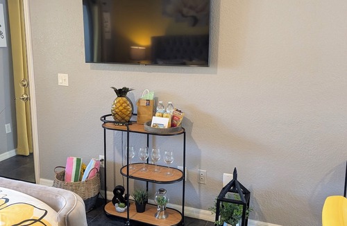 Lutz Condo | Stay Bare and Bright at Pineapple Paradise