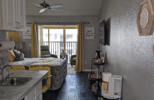 Lutz Condo | Stay Bare and Bright at Pineapple Paradise