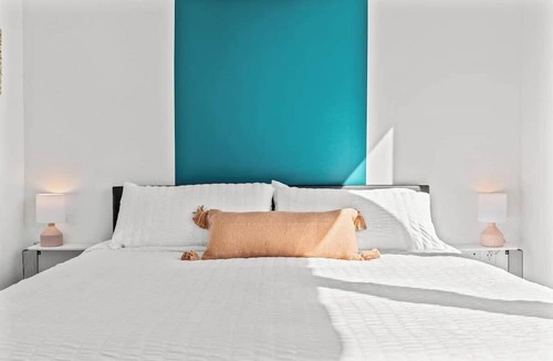 Passyunk Square Apartment | FIFA 10 Mins Away | Rooftop | Gym | King bed