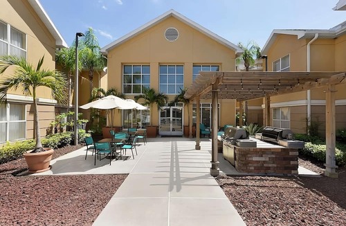 Feather Sound Hotel | Retreat to Understated Elegance! Free Breakfast, Full Kitchen, Outdoor Pool!