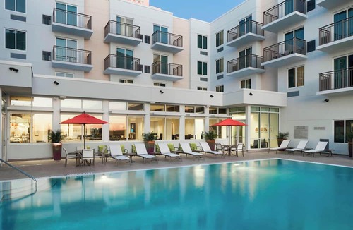 Clearwater Beach Hotel | 2 Pet-friendly Units, Outdoor Pool, Comes with Free Breakfast!